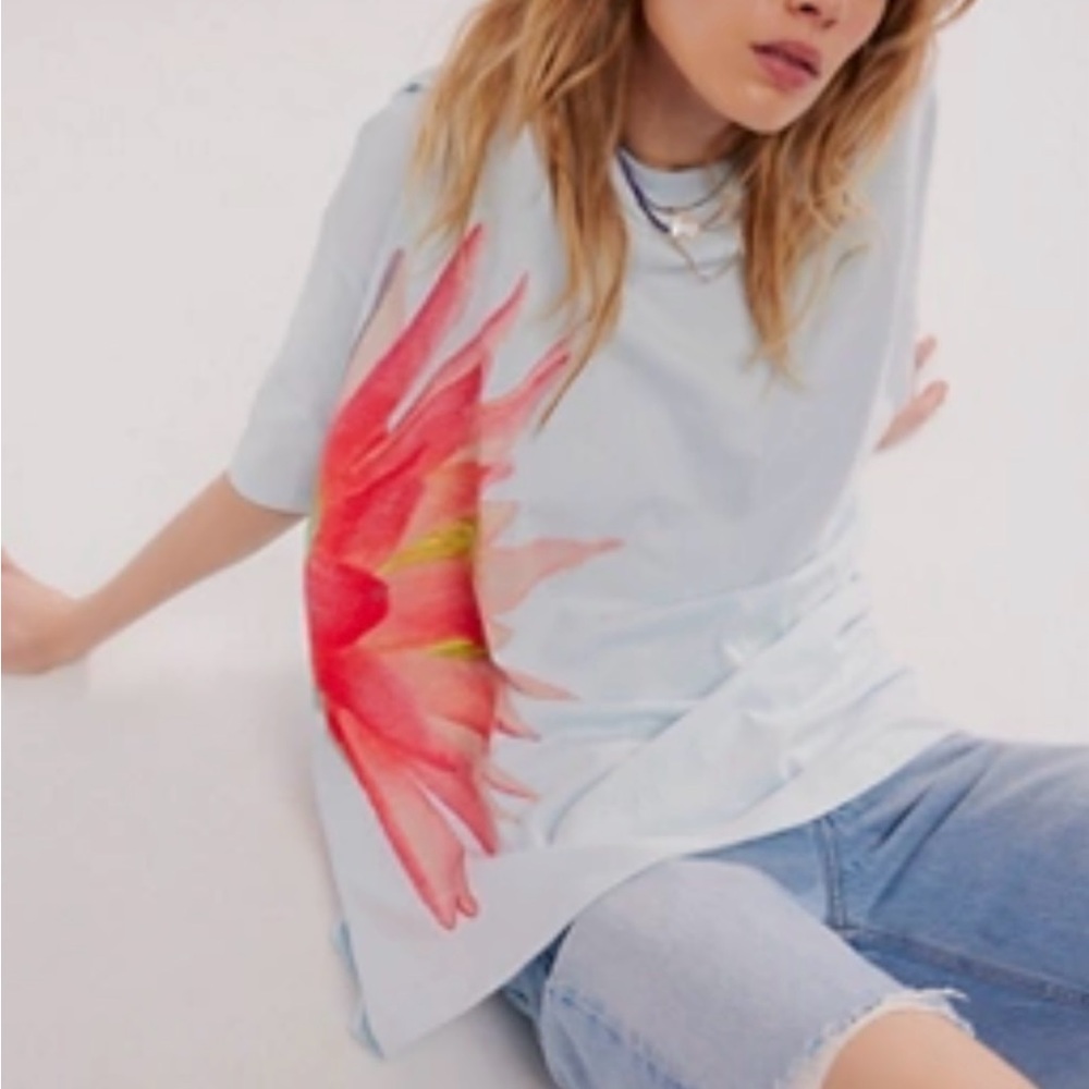 NWT Daydreamer Exploded Water
Lilly Tee